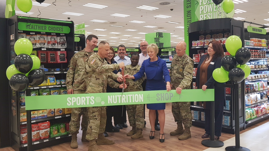 EuropeSportsNutrition Exchange managers and installation commanders cut the ribbon during the festive grand-opening celebrations.
