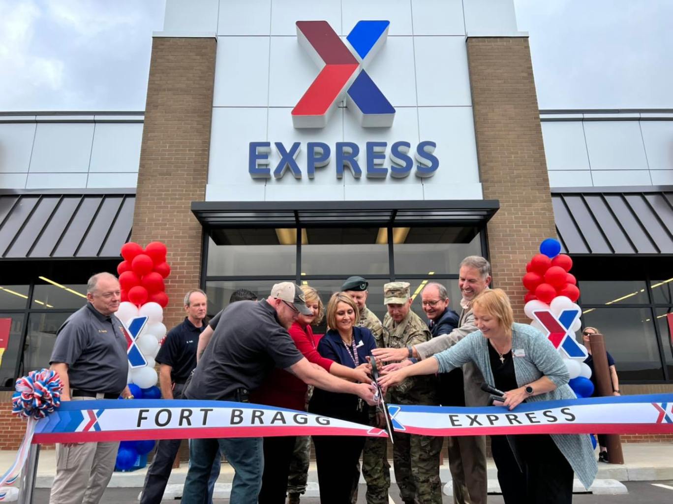 Fort Bragg Yarborough Express Ribbon Cutting <b>From left, Chris Snyder, quality assurance specialist with Fort Bragg Network Enterprise Center; Amanda Hartfield, Fort Bragg Exchange General Manager; Maureen Coleman, Yarborough Express store manager; Brig. Gen. Derek Lipson, 1st Special Forces Command (Airborne) deputy commanding general; Col. Scott Pence, garrison commander; Richard Holcomb, retired deputy to the commanding general for the U.S. Army Special Operations Command; Mike Smietana, Exchange senior vice president of Real Estate; and Natalia Meyer, Exchange retail business manager; cut the ribbon on the new Yarborough Express on May 24. (U.S. Army Photo by Jacqueline Hill, Fort Bragg Public Affairs Office)