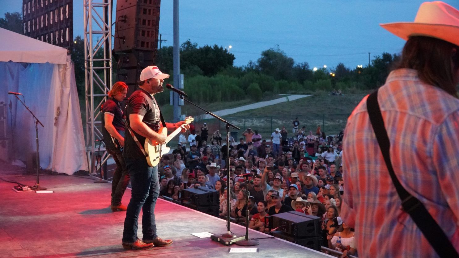 <b>Country singer Lee Brice performs at Fort Hood Stadium during Operation Pizza Taco. Earlier in the day, Brice and opening act the Eli Young Band 