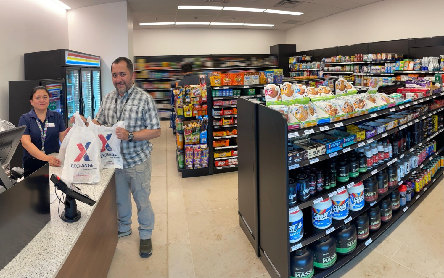 <b>Marlly Maldonado, annex manager of the Exchange's store at the U.S. Embassy in Honduras, with a customer.</b>
