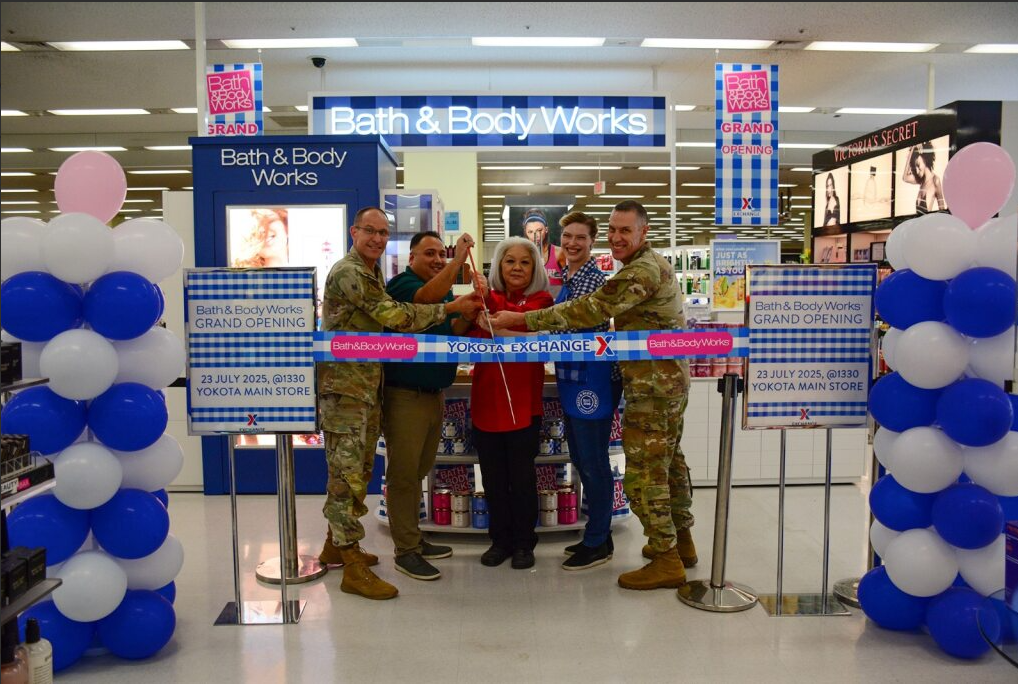<b>Celebrating the grand opening of Bath & Body Works at the Yokota Exchange are, from left: Yokota’s 374th AW Deputy Commander, Col Donovan Laskey
Yokota/Camp Fuji Exchange General Manager: Andrew Defelice
Yokota Main Store Manager: Evelyn Yamaguchi
BBW Pacific Area Manager: 
Exchange Pacific Region Commander: Col Jason Beck
