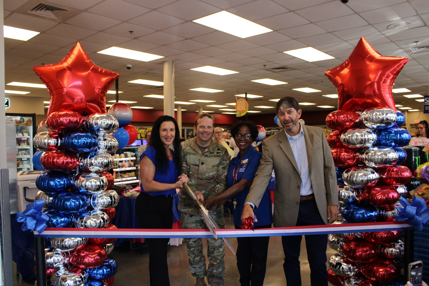 <b>Celebrating the reopening of the Hunter Corner Express at Hunter Army Air Field are, from left, Bettina Frederick-Ciciriello, Exchange GM
Lt. Col. Derick Taylor, Hunter AAF Garrison Commander
Macy Hurst, Express Manager
Travis Moberly, Deputy Director
