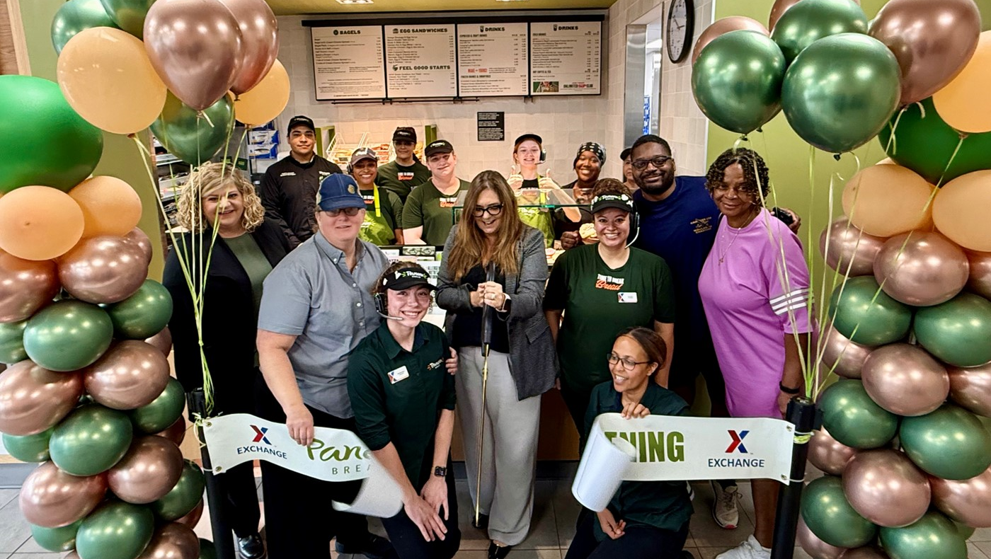 Belvoir_Panera <b>From left: Amanda Hartfield-VP of Northeast
Abby Brusseau, Foreman
Rebekah Yeager, Foreman
Kim Neiss, General Manager
Alicia Szaban, Foreman
SGT Rashad Davis Gladney
Amelia Rykard, Fort Belvoir Retiree Committee